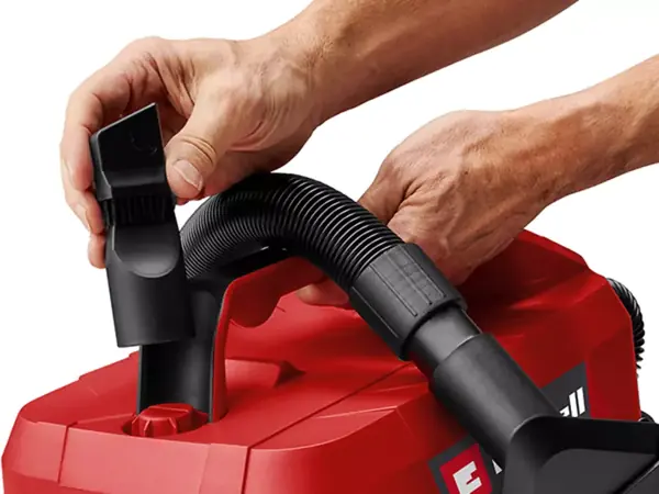 Nahaufnahme der Zubehörhalterung mit montierter Fugendüse am Gehäuse des Saugers.