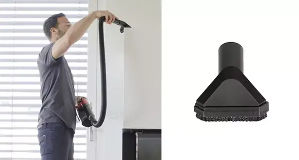 Muž čistí horní část stěny univerzální hubicí a aku tyčovým vysavačem Einhell TE SV 18 Li Solo vpravo na obrázku je černá univerzální hubice zobrazená samostatně