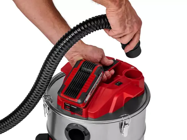 Sací hadice se zapojuje do výstupu vzduchu akumulátorového vysavače popela Einhell TE-AV 18/15 Li C pro funkci foukání.