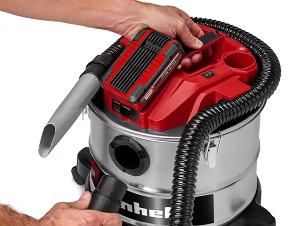 K akumulátorovému vysavači popela Einhell je připojena kovem vyztužená sací hadice s hliníkovou štěrbinovou hubicí.