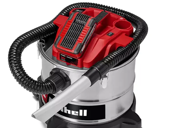 Sací hadice akumulátorového vysavače popela Einhell TE-AV 18/15 Li C je úhledně omotána kolem hlavy přístroje.