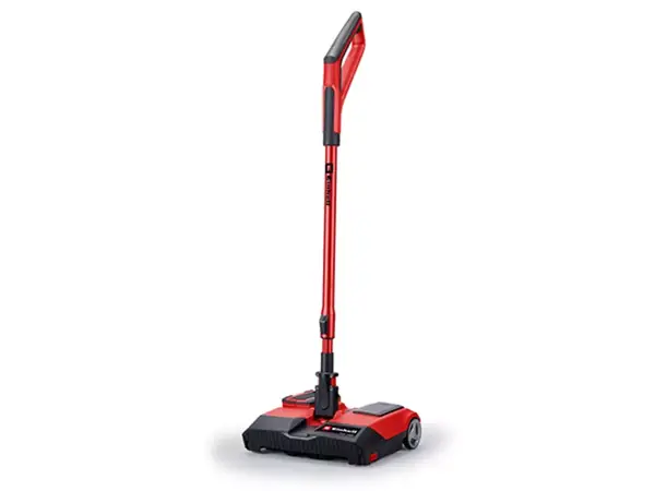 Az Einhell akkumulátoros seprűje egymagában áll egy fehér háttér előtt.