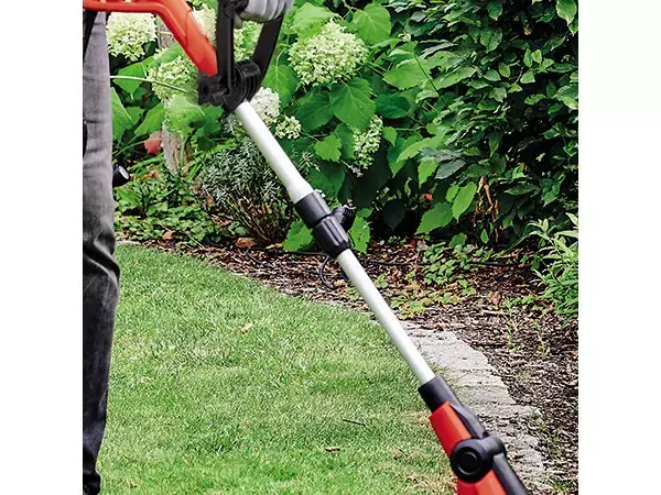 Der Einhell Elektro-Rasentrimmer GC-ET 4530 Set im Einsatz beim Rasentrimmen entlang einer Beetkante.