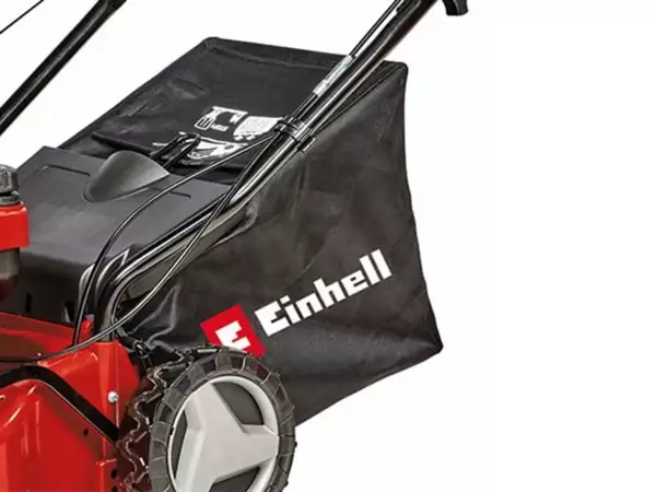 Der Grasfangsack des Einhell Benzin-Rasenmähers GC-PM 40/2 S mit Füllstandsanzeige in Nahaufnahme.