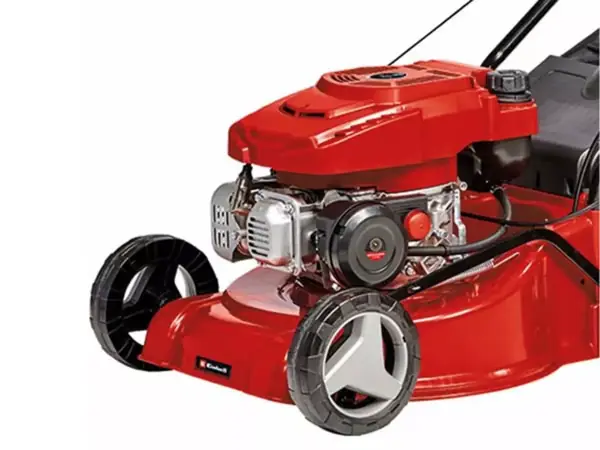 Der Einhell Benzin-Rasenmäher GC-PM 40/2 S mit sichtbarem 4-Takt-Motor und robusten Vorderrädern.