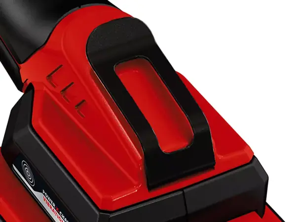 Detailní záběr spony na opasek na krytu baterie akumulátorové prořezávací pily Einhell GE-GS 18/150 Li-Solo.