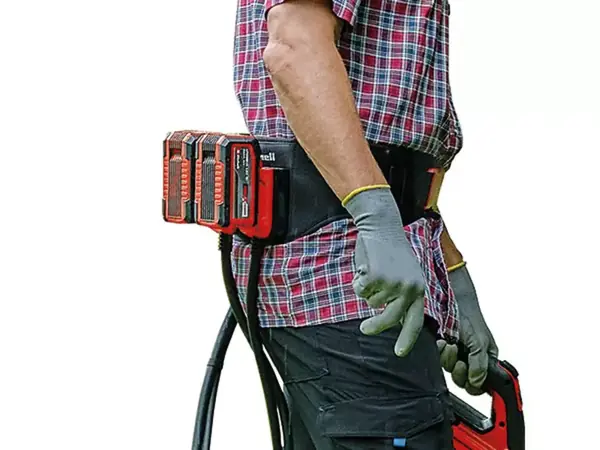 Muž má na sobě aku-opasek Einhell GE-PB 36/18 Li se třemi vloženými akumulátory a používá zahradní nářadí Einhell.