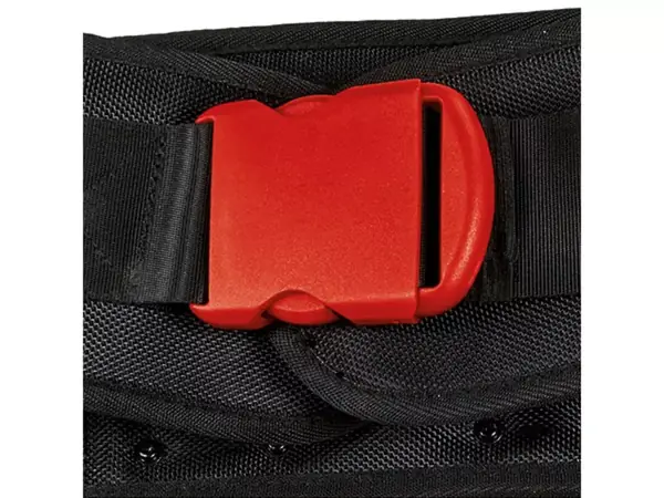Detailní záběr na červenou přezku aku-opasku Einhell GE-PB 36/18 Li.