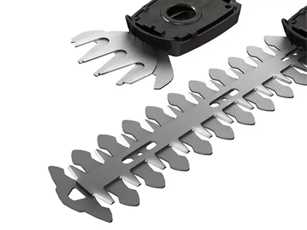 Dva nástavce aku nůžek na trávu a keře Einhell GE-CG 18/100 Li-Solo vedle sebe na bílém pozadí.