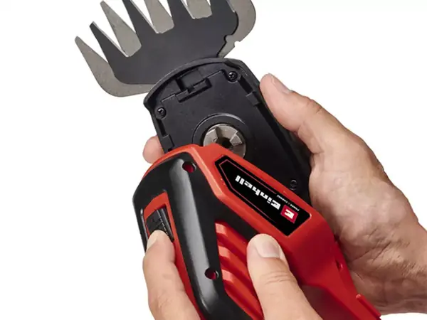 Aku nůžky na trávu a keře Einhell GE-CG 18/100 Li-Solo držené v jedné ruce.