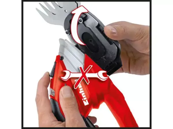 Dva nožové nástavce na trávu a keře leží vedle sebe červená dvojitá šipka ukazuje výměnu nůžky jsou zobrazené v otevřeném stavu