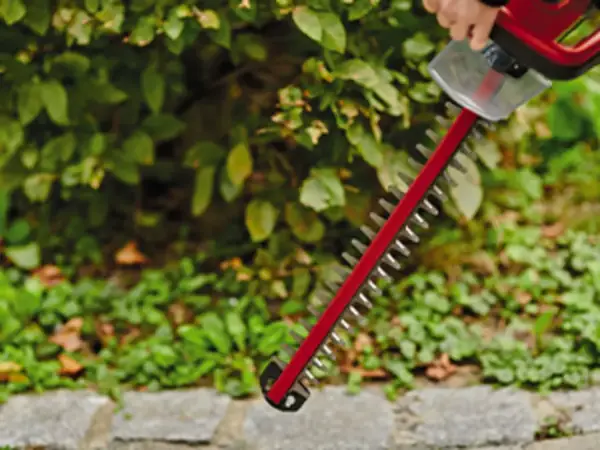 Akumulátorové nůžky na živý plot Einhell GC-CH 18/40 Li-Solo vedené svisle směrem dolů pro stříhání živého plotu.
