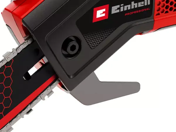 Detail kovového háku na krytu aku tyčové nůžky Einhell GP-LC 18/20 Li T BL-Solo.