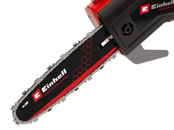 Pohled na vodicí lištu s namontovaným řetězem na aku tyčové nůžce Einhell GP-LC 18/20 Li T BL-Solo, zobrazený na bílém pozadí.