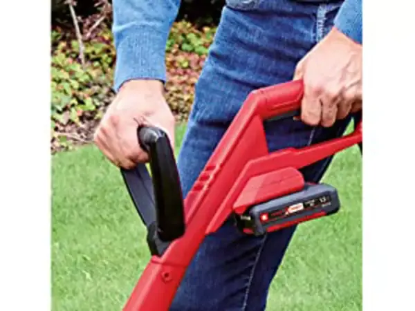 Aku sekačka na trávu Einhell GC-CT 18/24 Li P (1x1,5 Ah) při použití na trávníku.