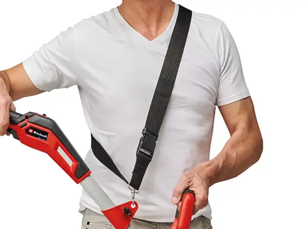 Eine Person trägt den Einhell Akku-Rasentrimmer GE-CT 18/33 Li E mit angelegtem Tragegurt für komfortables Arbeiten.