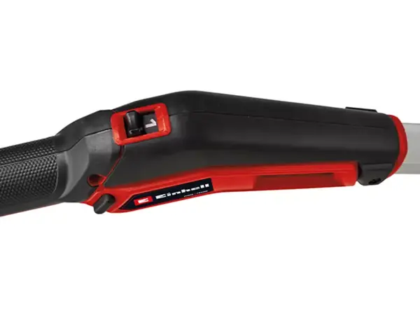 Nahaufnahme des Handgriffs des Einhell Akku-Rasentrimmers GE-CT 18/33 Li E mit integrierter Drehzahlregulierung.