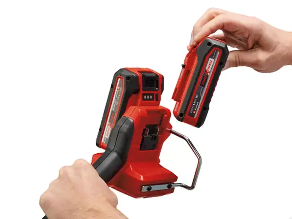 Dvě ruce vkládají do aku vyžínače trávy Einhell GP CT 36 35 Li BL Solo dva akumulátory systém twin pack