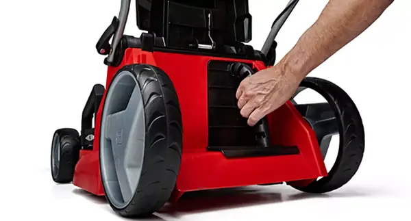 Eine Hand setzt den Mulchkeil in den Einhell Akku-Rasenmäher GE-CM 43 Li M Kit (2x4,0Ah) ein.