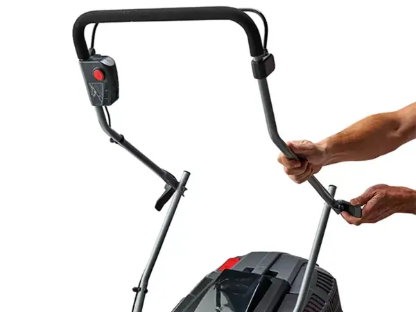 Eine Hand verstellt den höhenverstellbaren Führungsholm des Einhell Akku-Rasenmähers GE-CM 43 Li M Kit (2x4,0Ah).