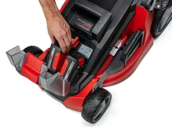 Eine Hand entfernt den Grasfangkorb vom Einhell Akku-Rasenmäher GE-CM 43 Li M Kit (2x4,0Ah).