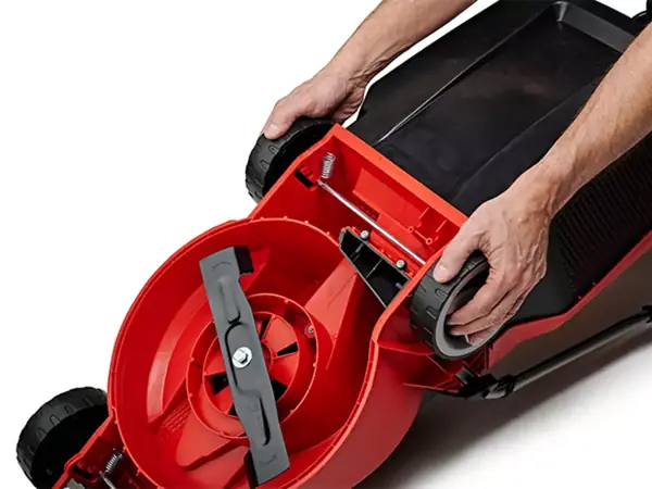 Detailní záběr na nastavení výšky sečení u sekačky Einhell GE-CM 18/30 Li (1×3,0Ah).