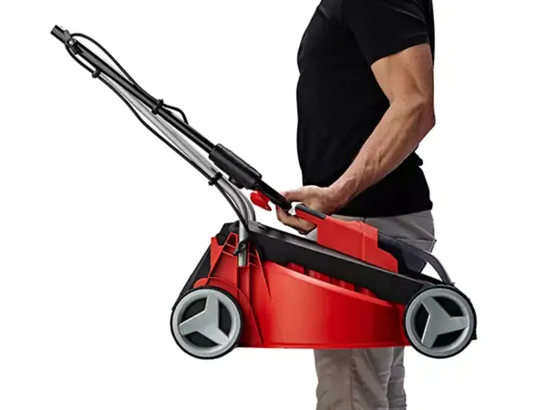 Akumulátorová sekačka Einhell GE-CM 18/30 Li (1×3,0Ah) nesená svisle za madlo.