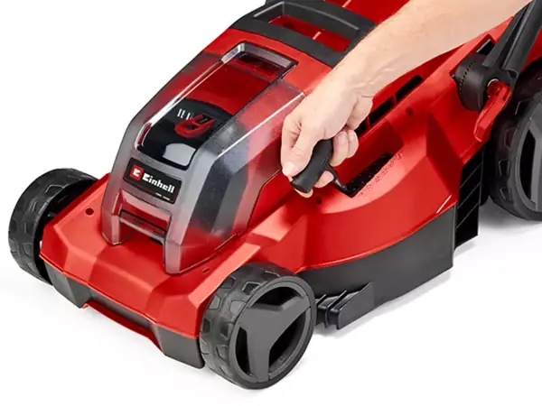 Egy kéz a központi karral állítja be az Einhell GE-CM 36/37 Li-Solo akkumulátoros fűnyíró vágásmagasságát.