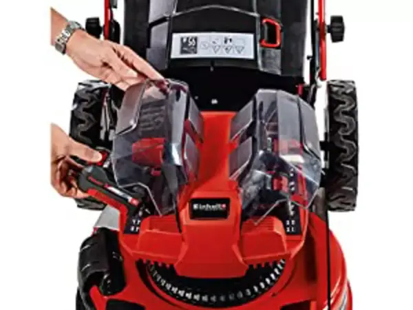 Der Einhell Akku-Rasenmäher GP-CM 36/47 S HW Li von vorne mit zwei eingesetzten Twin-Pack-Akkus.