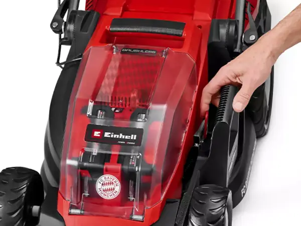 Ruka nastavuje výšku sečení akumulátorové sekačky Einhell GE-CM 36/36 Li Kit – FCB pomocí centrální páky.