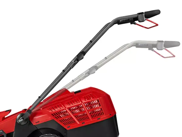 Výškově nastavitelný vodicí madlo aku sekačky Einhell GE-CM 36/43 Li M (2x4,0Ah) v několika polohách, znázorněno šipkami.