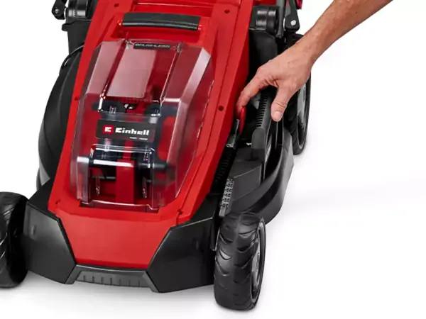 Aku sekačka Einhell GE-CM 36/43 Li M (2x4,0Ah) s 6násobným centrálním nastavením výšky sečení, znázorněno šipkami.