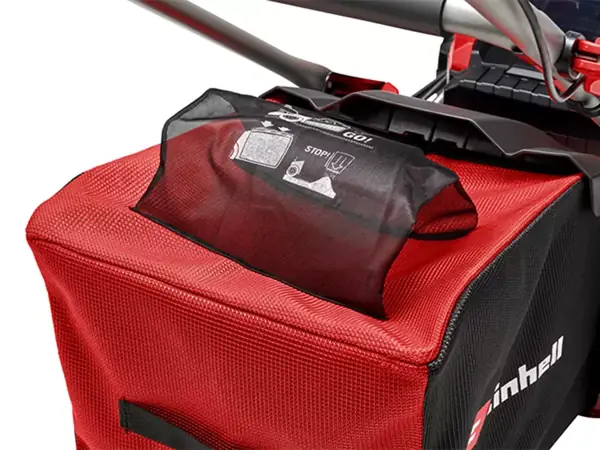 Der Einhell Akku-Rasenmäher GP-CM 36/47 S Li BL mit Fokus auf den Grasfangkorb. Eine Füllstandsanzeige ist oben auf dem Korb sichtbar.