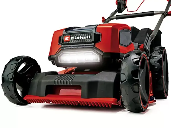 Der Einhell Akku-Rasenmäher GP-CM 36/47 S Li BL auf weißem Hintergrund. Vorne am Mäher leuchten zwei LED-Lichter.