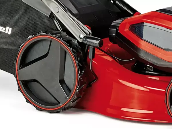 Der Einhell Akku-Rasenmäher GP-CM 36/47 S Li BL mit Nahaufnahme der Schnitthöhenverstellung an der Radachse.