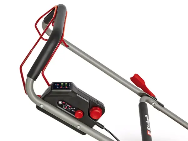 Der Einhell Akku-Rasenmäher GP-CM 36/47 S Li BL mit Blick auf den Griffbereich. Am Holm ist ein Bedienfeld für den Selbstfahrantrieb zu sehen.