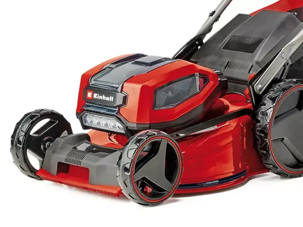 Der Einhell Akku-Rasenmäher GP-CM 36/47 S Li BL von vorne leicht schräg. Das Bild hebt die große Schnittbreite des Mähers hervor.