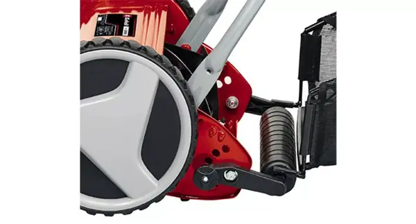 Detailansicht der Schnitthöhenverstellung am Einhell Hand-Rasenmäher GC-HM 400, seitlich neben dem Rad sichtbar.