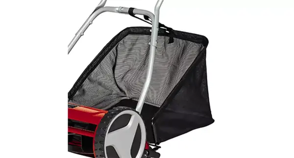 Der Einhell Hand-Rasenmäher GC-HM 400 mit montiertem Grasfangkorb aus schwarzem Netzmaterial.