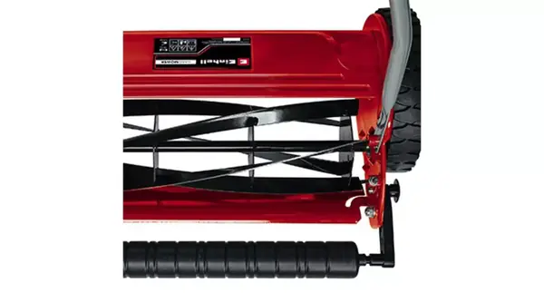 Die Spindel des Einhell Hand-Rasenmähers GC-HM 400 mit mehreren waagerechten Schneidmessern in Nahaufnahme.