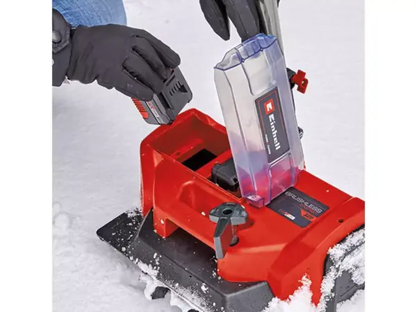 Detailní záběr na otevřený kryt akumulátoru modelu GE-ST 36/40 Li E-Solo ve sněhu.