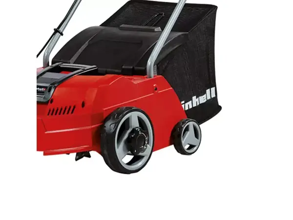 Der Einhell Elektro-Vertikutierer-Lüfter GC-SA 1231/1 mit montiertem Grasfangkorb aus schwarzem Netzmaterial.