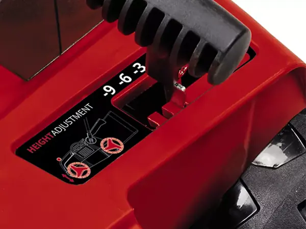 Detailní pohled na 3stupňové nastavení pracovní hloubky aku vertikutátoru Einhell GE-SC 36/35 Li-Solo.