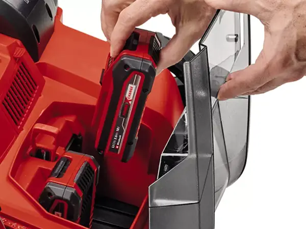 Jedna baterie je již vložená, druhá baterie se vkládá do aku vertikutátoru Einhell GE-SC 36/35 Li-Solo.