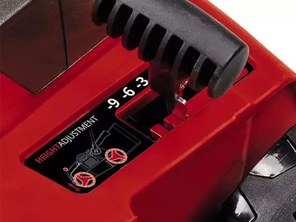 Nahaufnahme der Arbeitstiefeneinstellung des Einhell Akku-Vertikutierers-Lüfters GE-SA 36/35 Li-Solo.