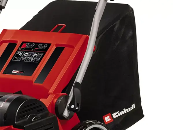 Der Einhell Akku-Vertikutierer-Lüfter GE-SA 36/35 Li-Solo mit großem, schwarzem Fangsack.