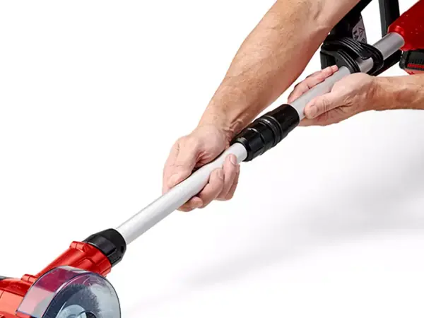 Der Einhell Akku-Fugenreiniger GC-CC 18 Li-Solo mit höhenverstellbarem Führungsholm, von einer Hand bedient.