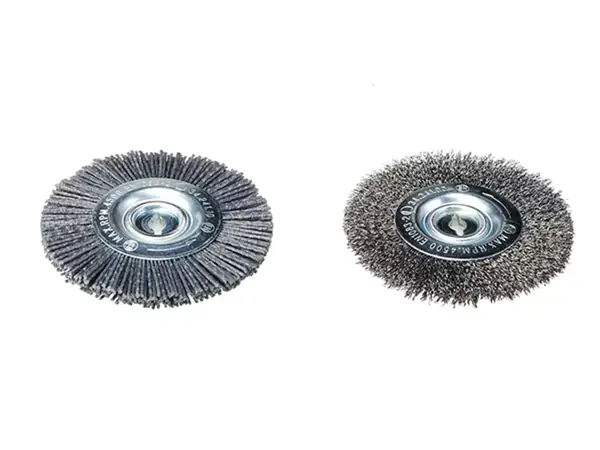 Eine Nylonbürste und eine Stahlbürste als Zubehör für den Einhell Akku-Fugenreiniger GC-CC 18 Li-Solo auf weißem Hintergrund.