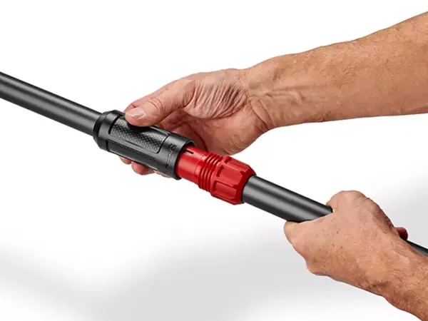 Teleskopické vodicí madlo aku čističe spár Einhell GE-CC 18/110 Li E-Solo se nastavuje oběma rukama.