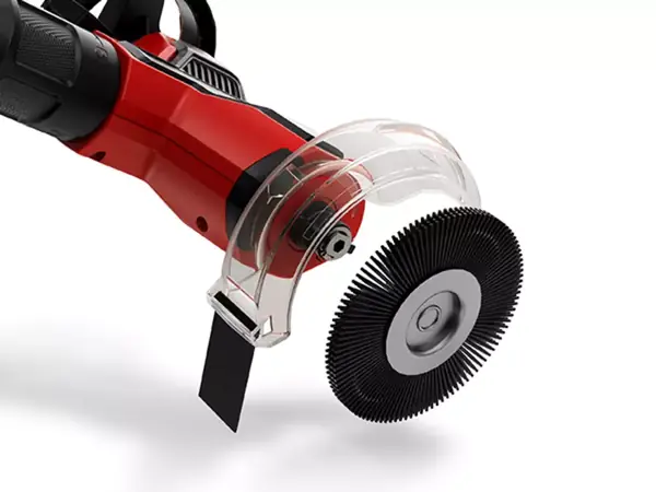 Aku čistič spár Einhell GE-CC 18/110 Li E-Solo s namontovaným kruhovým kartáčem a ochranným krytem – boční pohled.